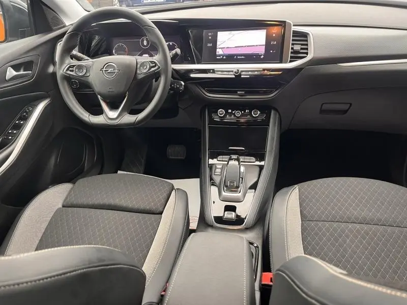 Vue intérieure avant de l'Opel Grandland gris Kontrast, avec tableau de bord moderne et écran tactile central.