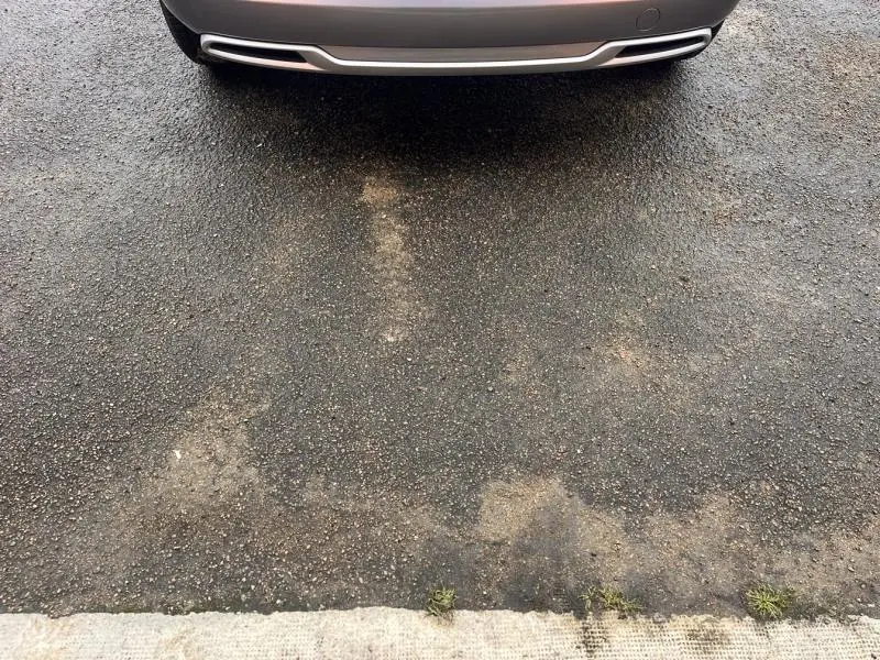 Vue partielle avant d'un Opel Grandland gris Kontrast Métallisé montrant le bas du pare-chocs avec détails chromés.