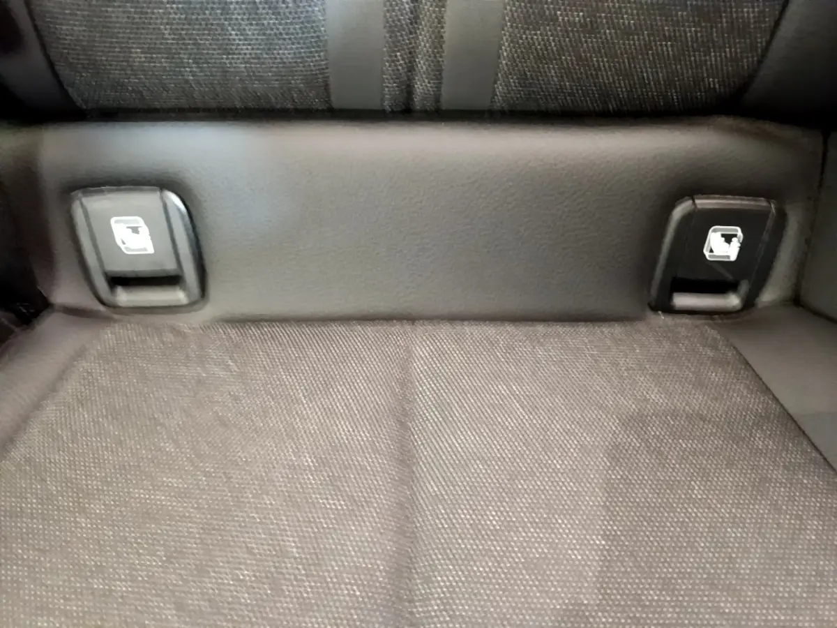 Détail des attaches Isofix sur la banquette arrière en tissu gris de la BMW Série 1 118i Edition Sport 2023.