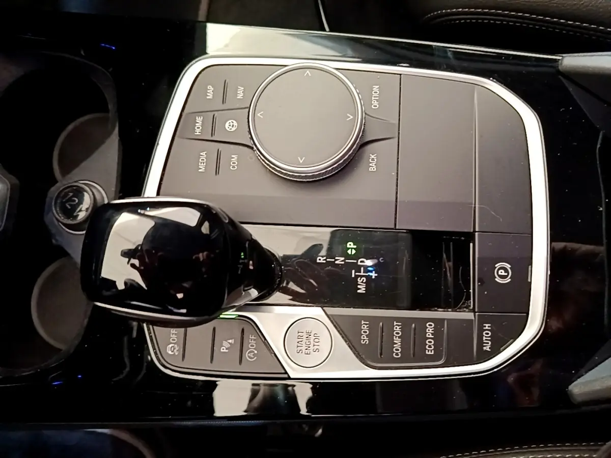 Gros plan sur la console centrale de la BMW Série 1 118i Edition Sport 2023 avec levier de vitesses et commandes de modes de conduite.