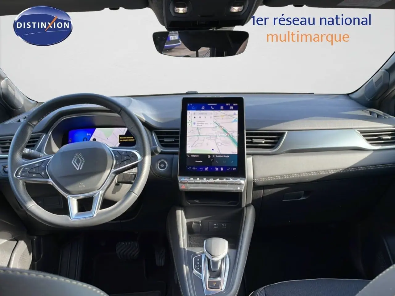 Vue intérieure avant du tableau de bord et volant Renault Symbioz gris cassiopée, avec écran tactile central et commandes modernes.