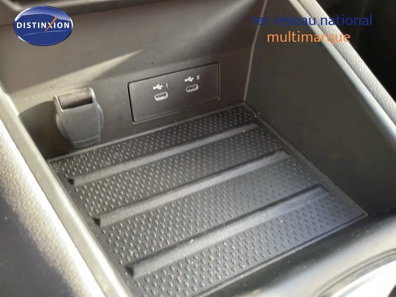 Gros plan sur la console centrale du Renault Symbioz 2025, montrant les ports USB et un espace de rangement noir.