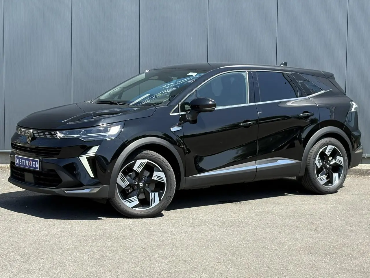 Renault Symbioz E-Tech Full Hybrid 2025 en noir étoile, vue 3/4 avant avec jantes 18" distinctives.