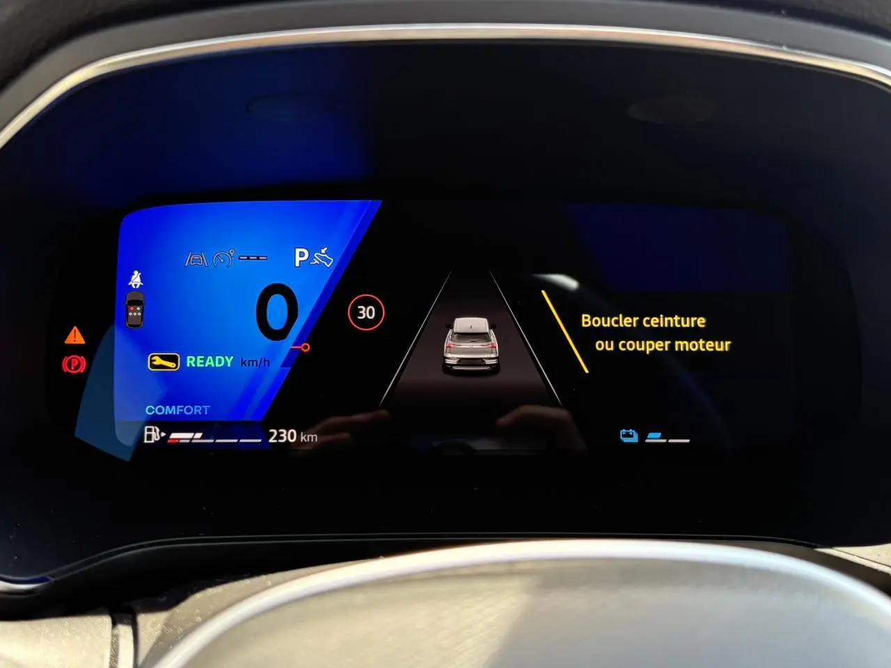 Tableau de bord numérique de la Renault SYMBIOZ E-Tech, affichage vitesse, assistance et alertes en mode confort.