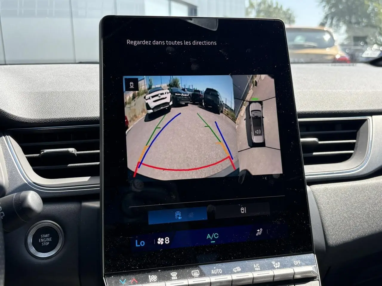 Écran central affichant la caméra 360° avec vue arrière et dessus dans un Renault Symbioz noir étoile.