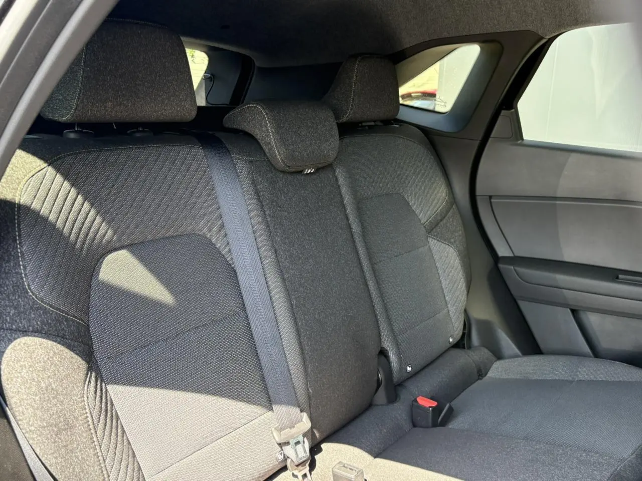 Banquette arrière en tissu gris foncé vue de côté droit dans une Renault SYMBIOZ E-Tech Full Hybrid 2025.