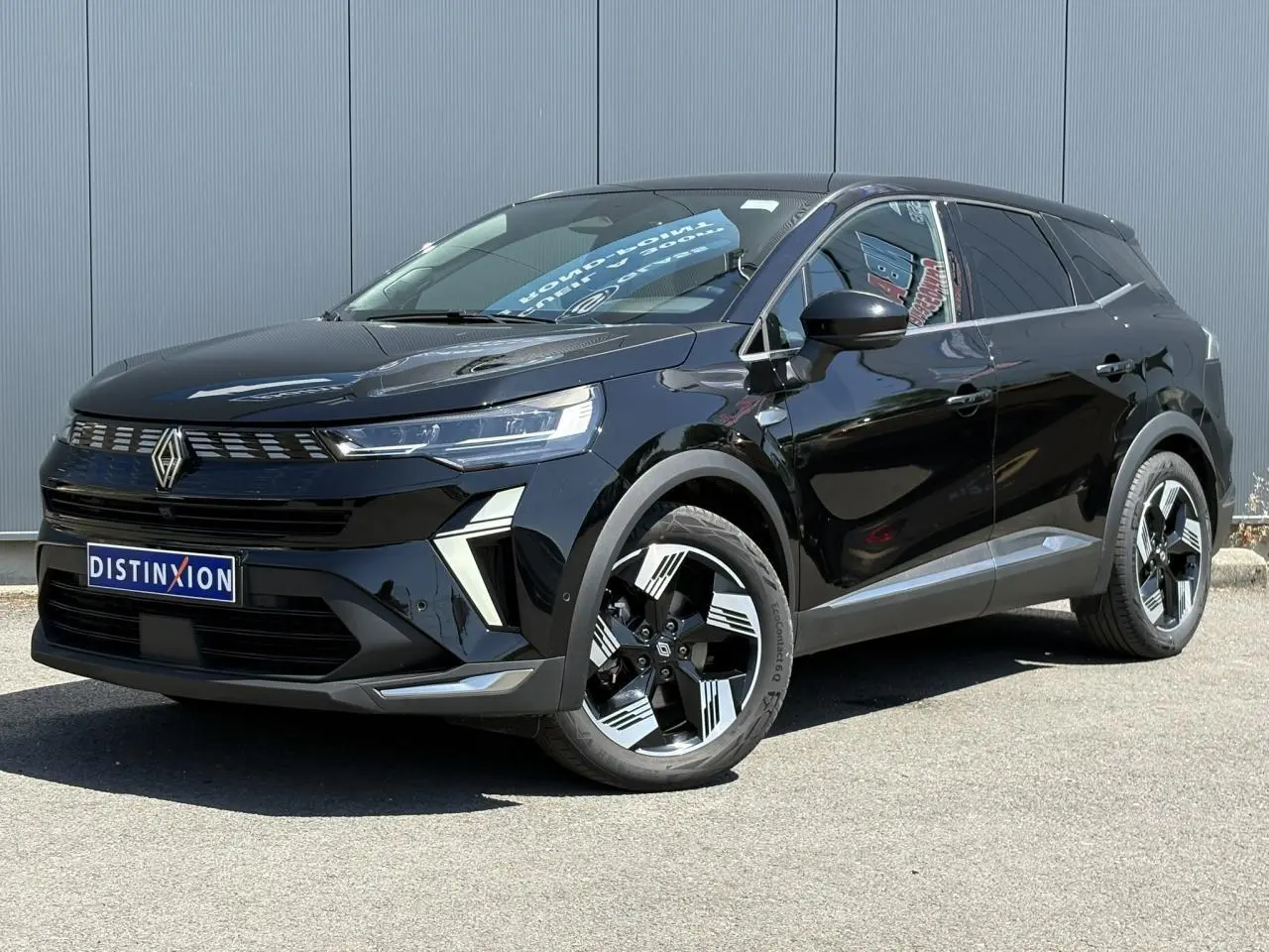 Renault Symbioz noir étoilé en 3/4 avant droit, avec jantes 18 pouces et calandre distinctive lumineuse.