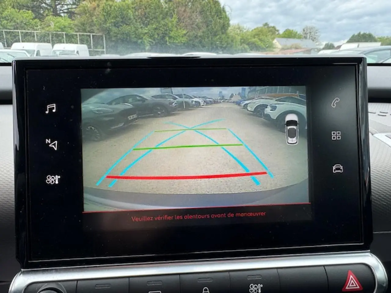 Écran de caméra de recul du Citroën C4 Cactus gris clair montrant les lignes d’aide au stationnement arrière.