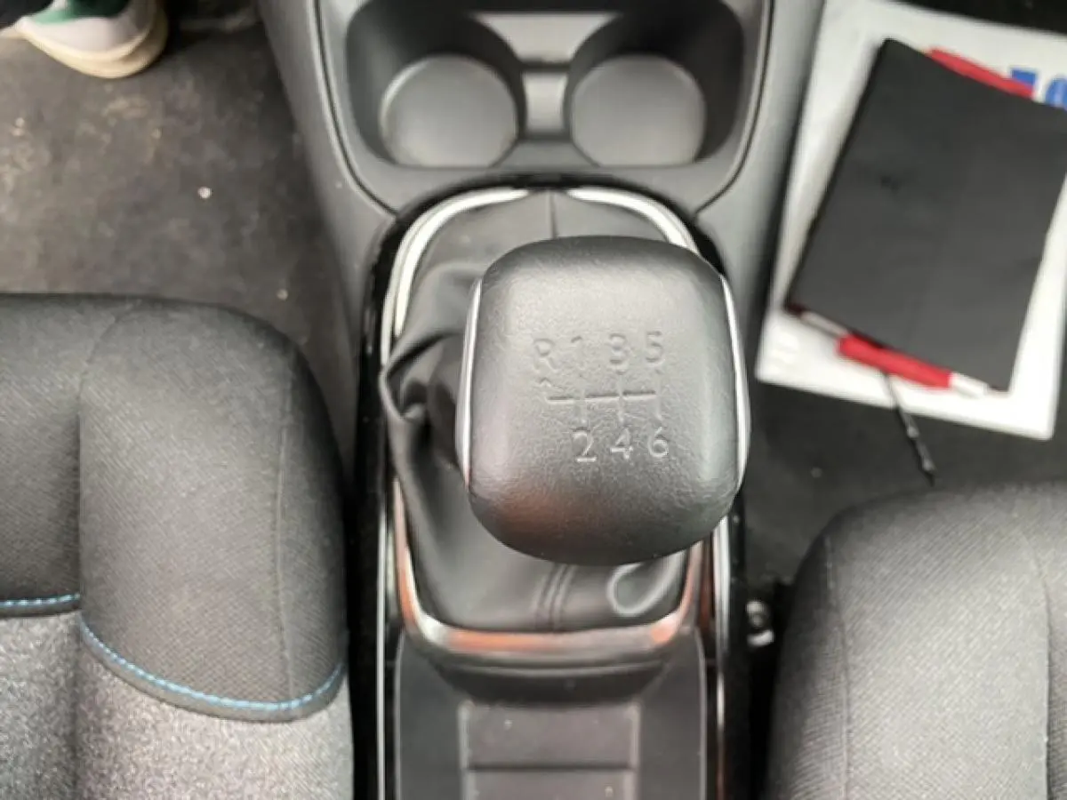 Le levier de vitesses manuel en gros plan dans l'habitacle d'une Citroën C4 Cactus gris clair de 2020.