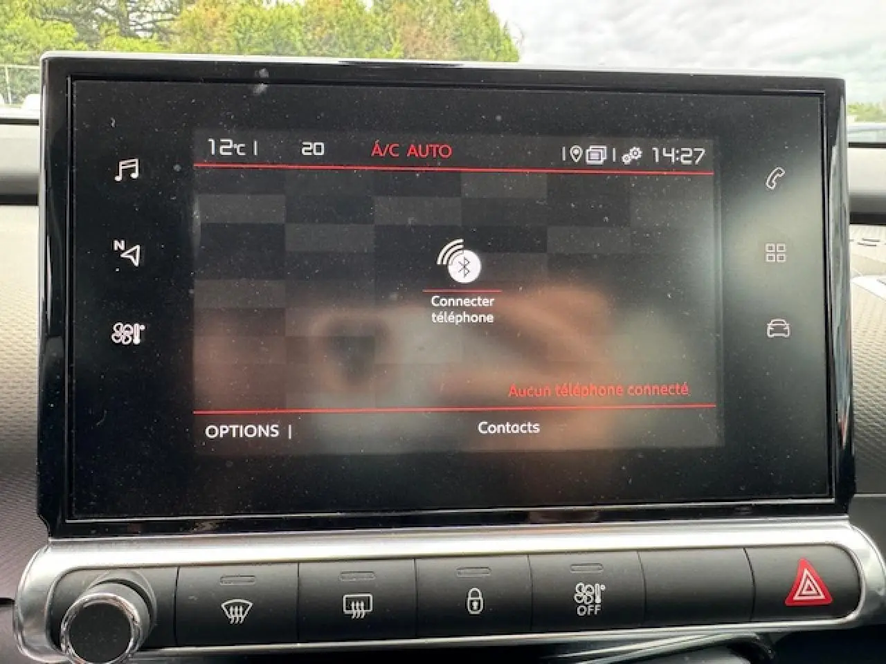 Écran tactile central du tableau de bord du Citroën C4 Cactus 2020 affichant la connexion Bluetooth sans téléphone connecté.