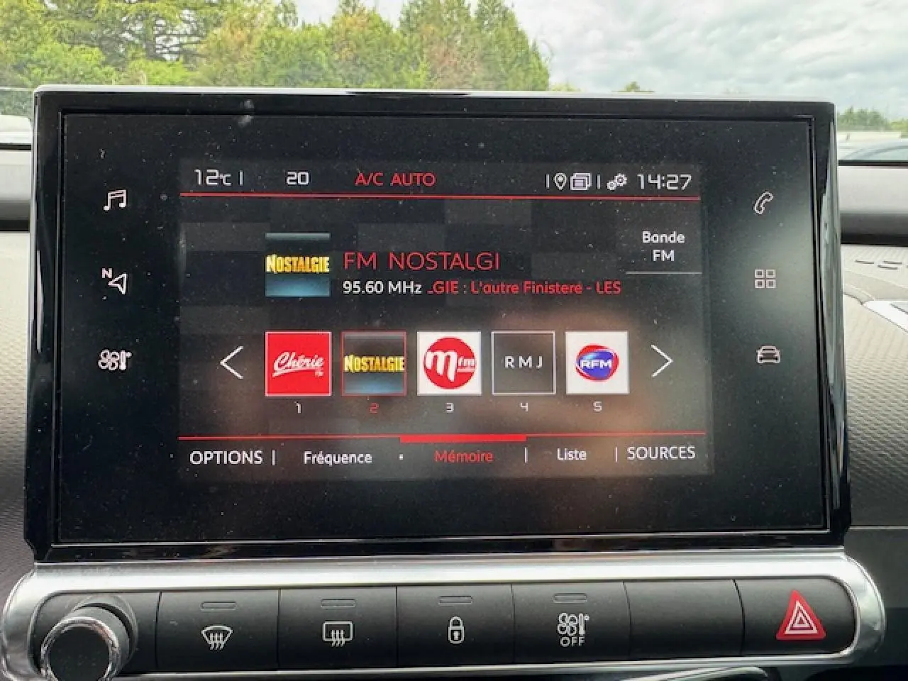 Écran tactile central du tableau de bord du Citroën C4 Cactus 2020 affichant la radio FM Nostalgie.