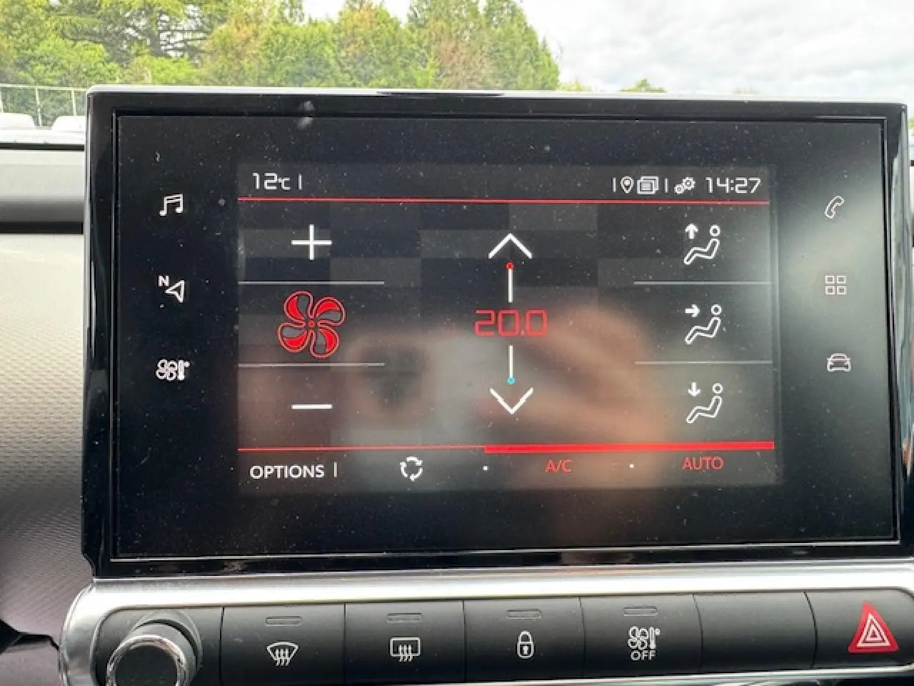 Écran tactile central du tableau de bord du Citroën C4 Cactus 2020 montrant la climatisation réglée à 20°C.