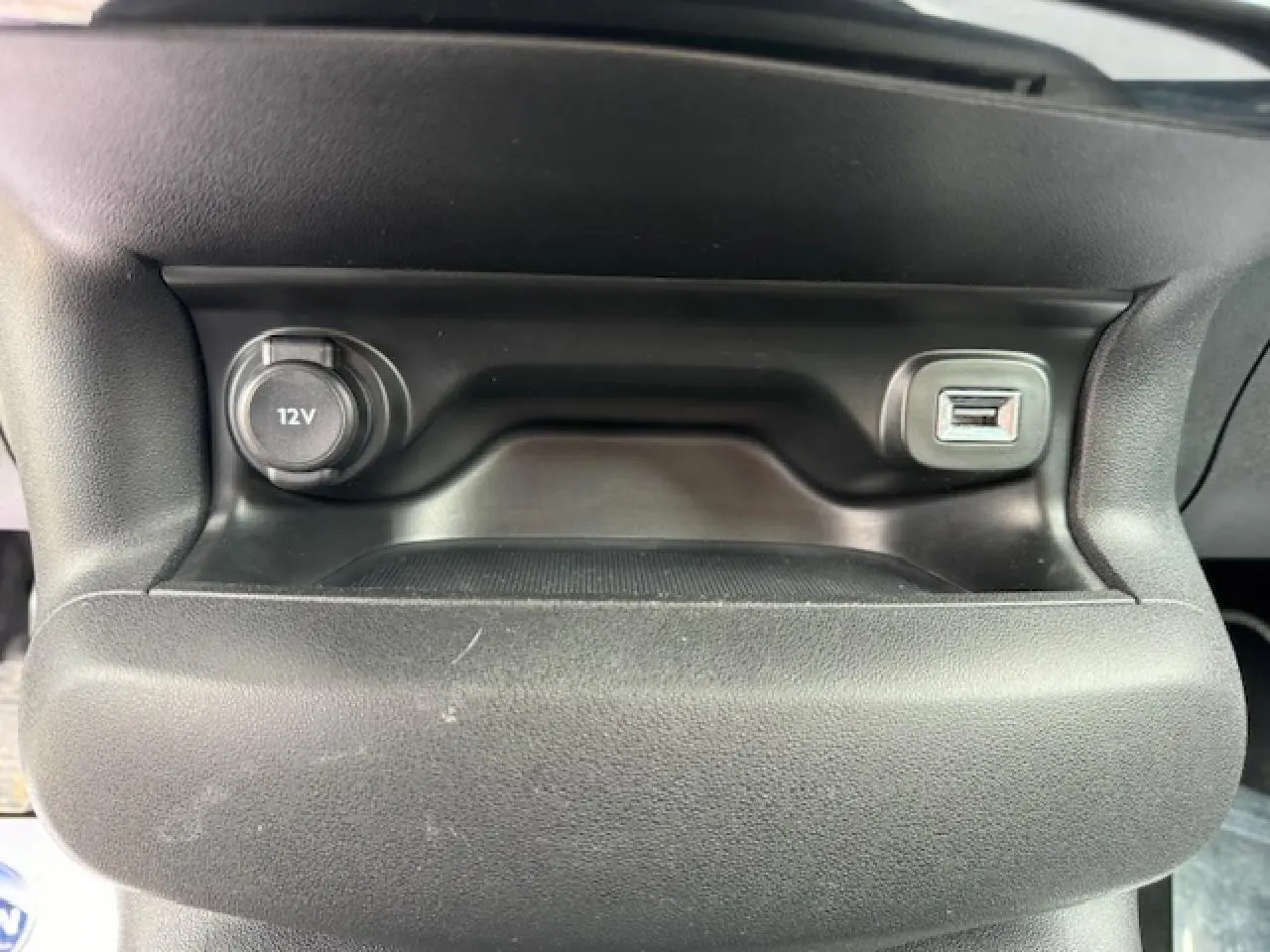 Prise 12V et port USB intégrés dans la console centrale noire du Citroën C4 Cactus 2020.