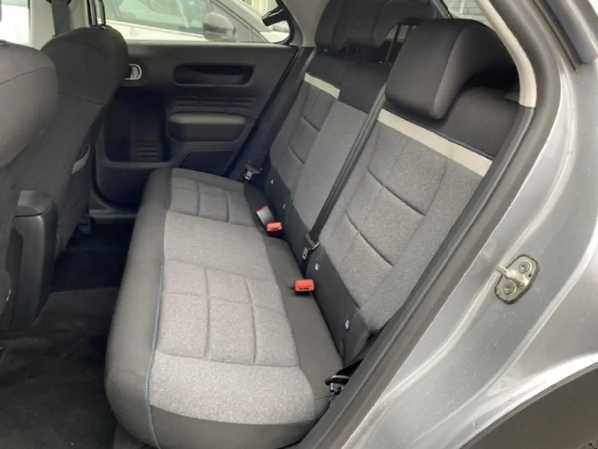 Vue intérieure côté droit montrant la banquette arrière grise du Citroën C4 Cactus 2020 finition Shine.