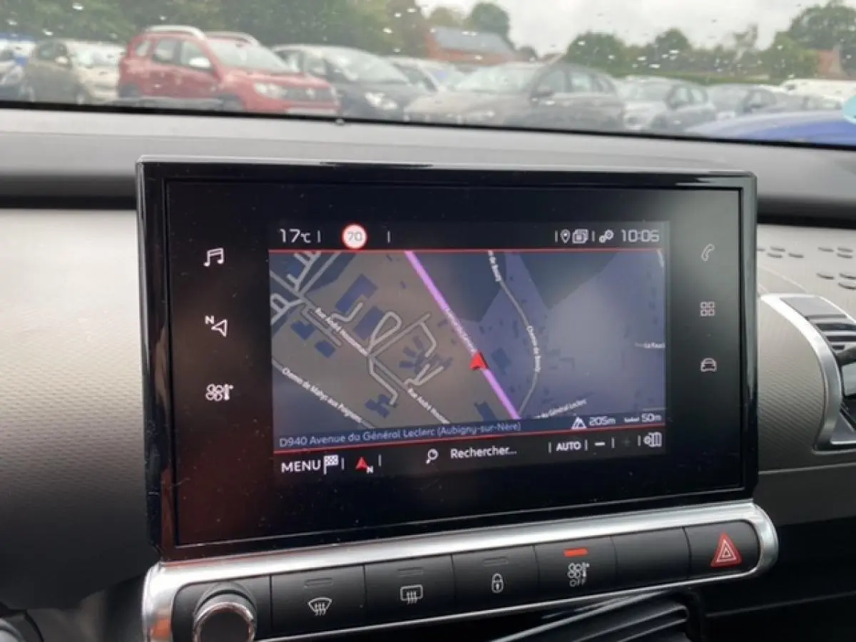 Écran tactile central du Citroën C4 Cactus 2020 affichant la navigation, vu de face à l'intérieur du véhicule.