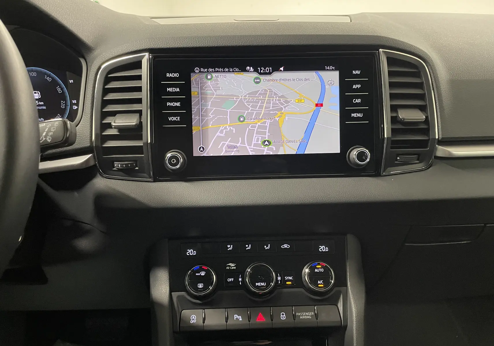 Tableau de bord du Skoda Karoq 2023 avec écran tactile central affichant la navigation, finition Business noire.