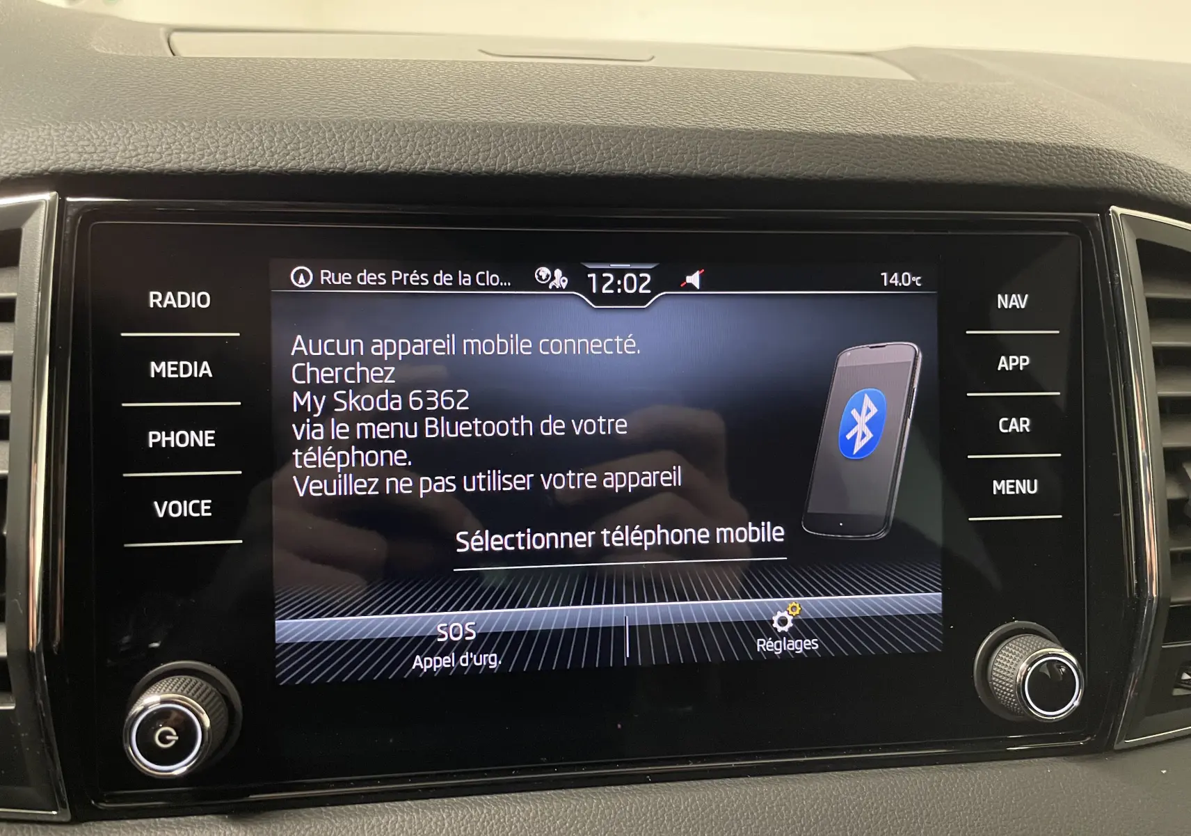 Écran tactile central du Skoda Karoq 2023 affichant le menu Bluetooth avec options radio et navigation visibles.