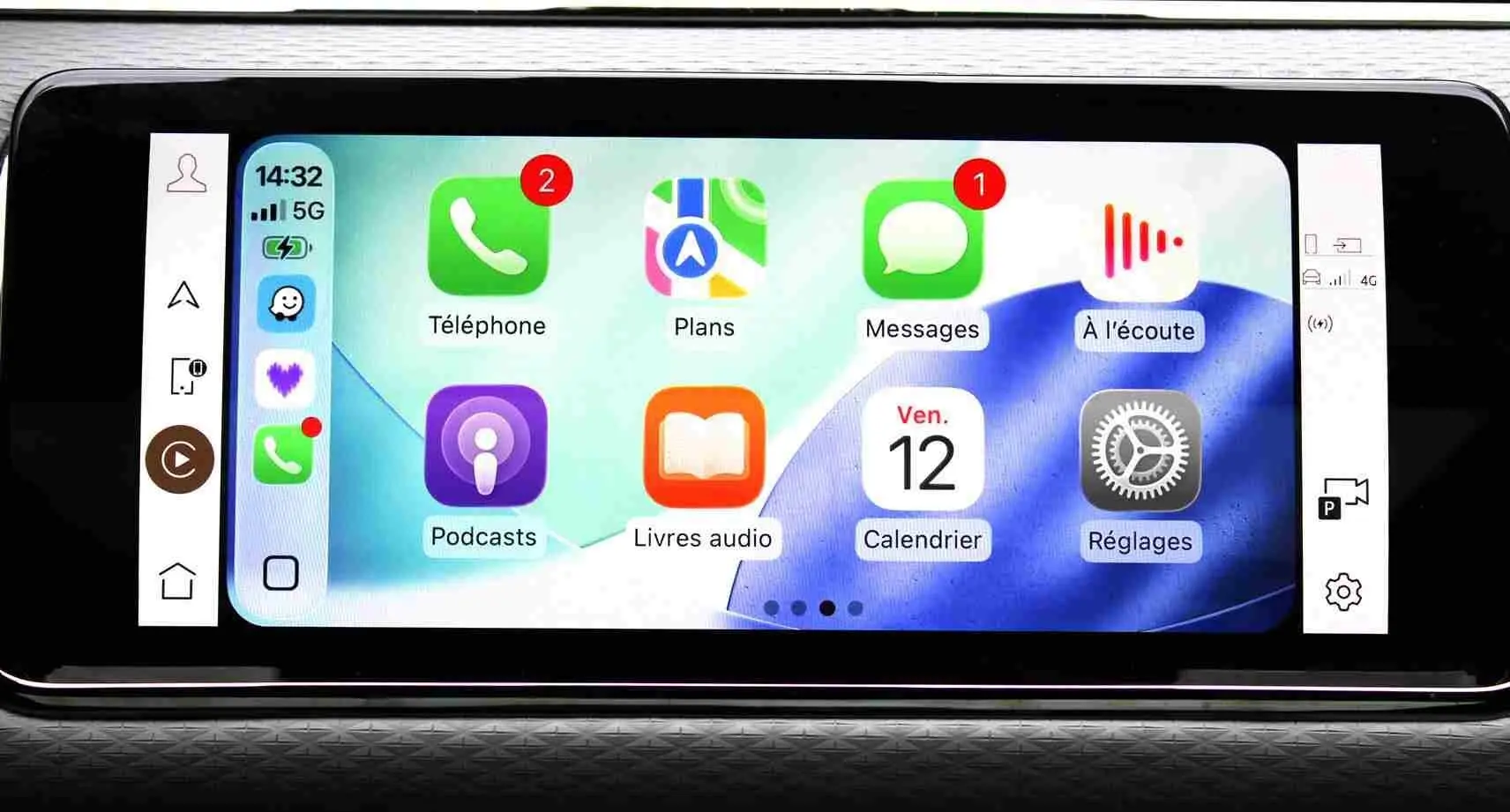 Gros plan sur la roue arrière droite du Range Rover Evoque gris métal 2023, mettant en valeur la jante alliage design.