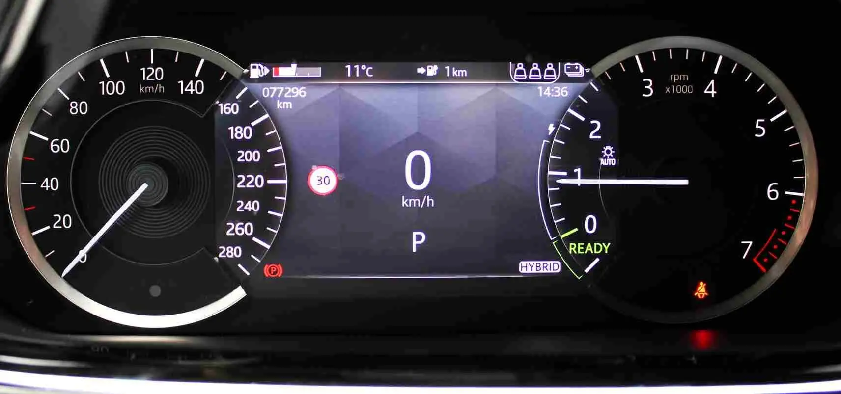 Gros plan sur la roue arrière droite du Range Rover Evoque gris métal 2023, mettant en valeur la jante alliage distinctive.