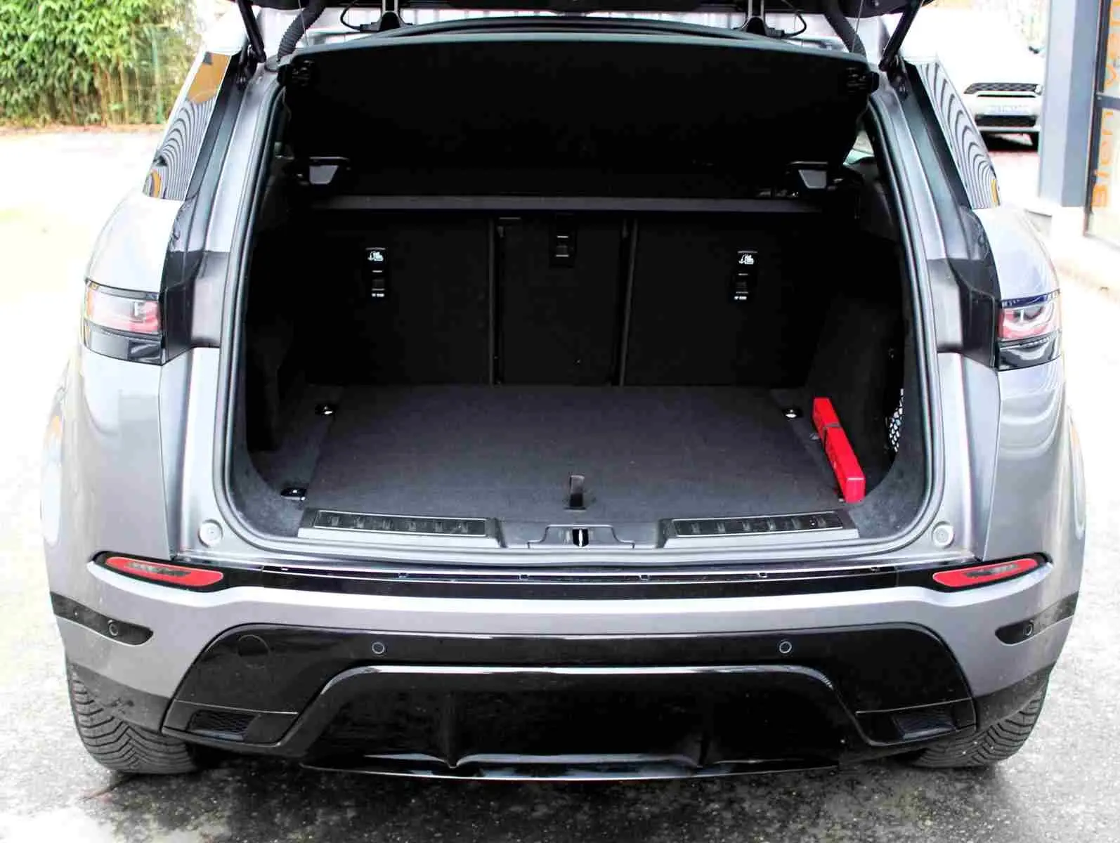 Gros plan sur la roue avant droite gris métal du Range Rover Evoque 2023, mettant en valeur la jante alliage distinctive.