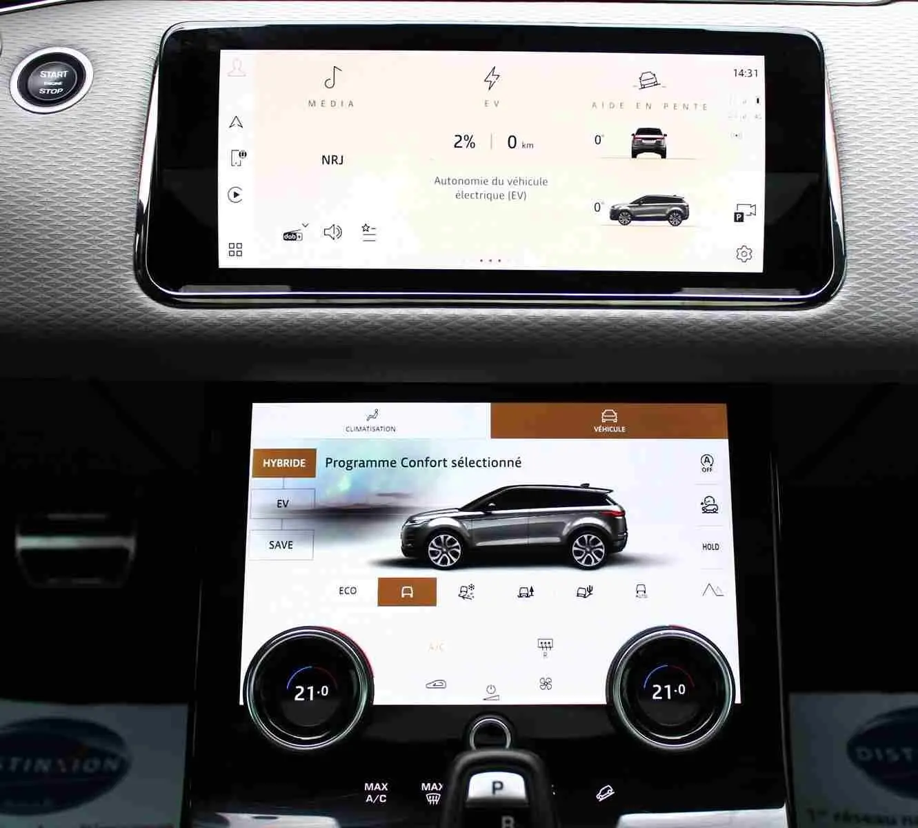 Vue rapprochée de la console centrale du Range Rover Evoque gris métal 2023 avec écran tactile et levier de vitesse moderne.