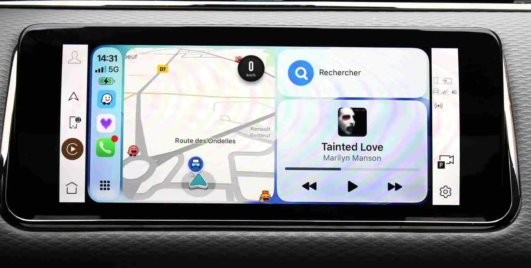 Vue intérieure du tableau de bord du Range Rover Evoque 2023, écran tactile affichant les réglages hybrides et la silhouette grise du véhicule.