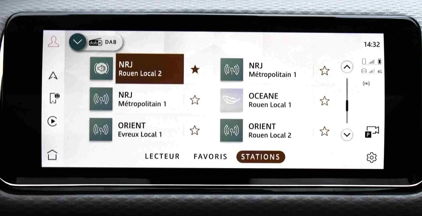 Écran tactile central du Range Rover Evoque 2023 gris métal, affichant navigation et lecteur multimédia.
