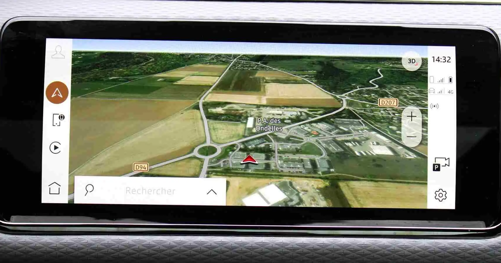 Écran tactile du tableau de bord montrant un Range Rover Evoque gris métal en vue latérale droite, mode confort sélectionné.