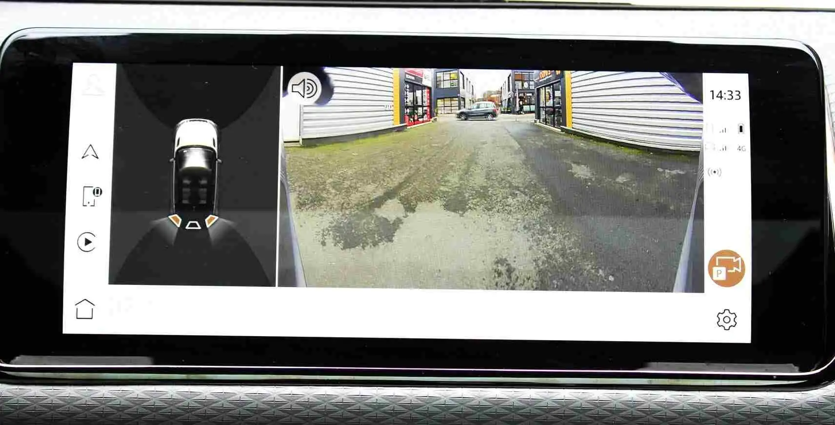 Écran tactile central du Range Rover Evoque 2023 affichant la liste des stations radio DAB, interface claire et moderne.