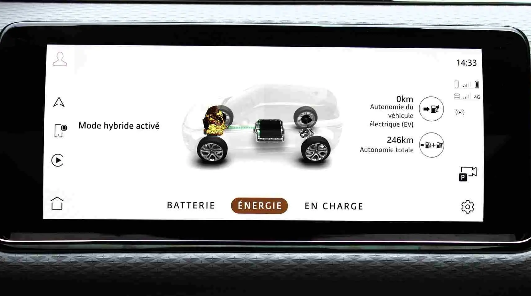 Écran tactile du tableau de bord du Range Rover Evoque 2023 gris métal, affichant l'autonomie électrique et l'aide en pente.