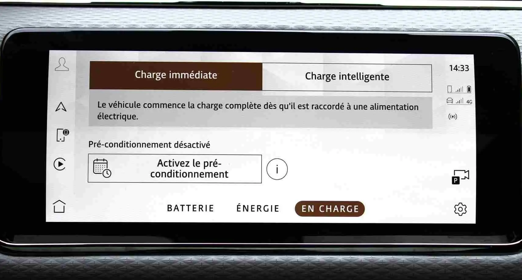Écran tactile intérieur du Range Rover Evoque 2023 montrant la navigation 3D avec carte détaillée en couleur.