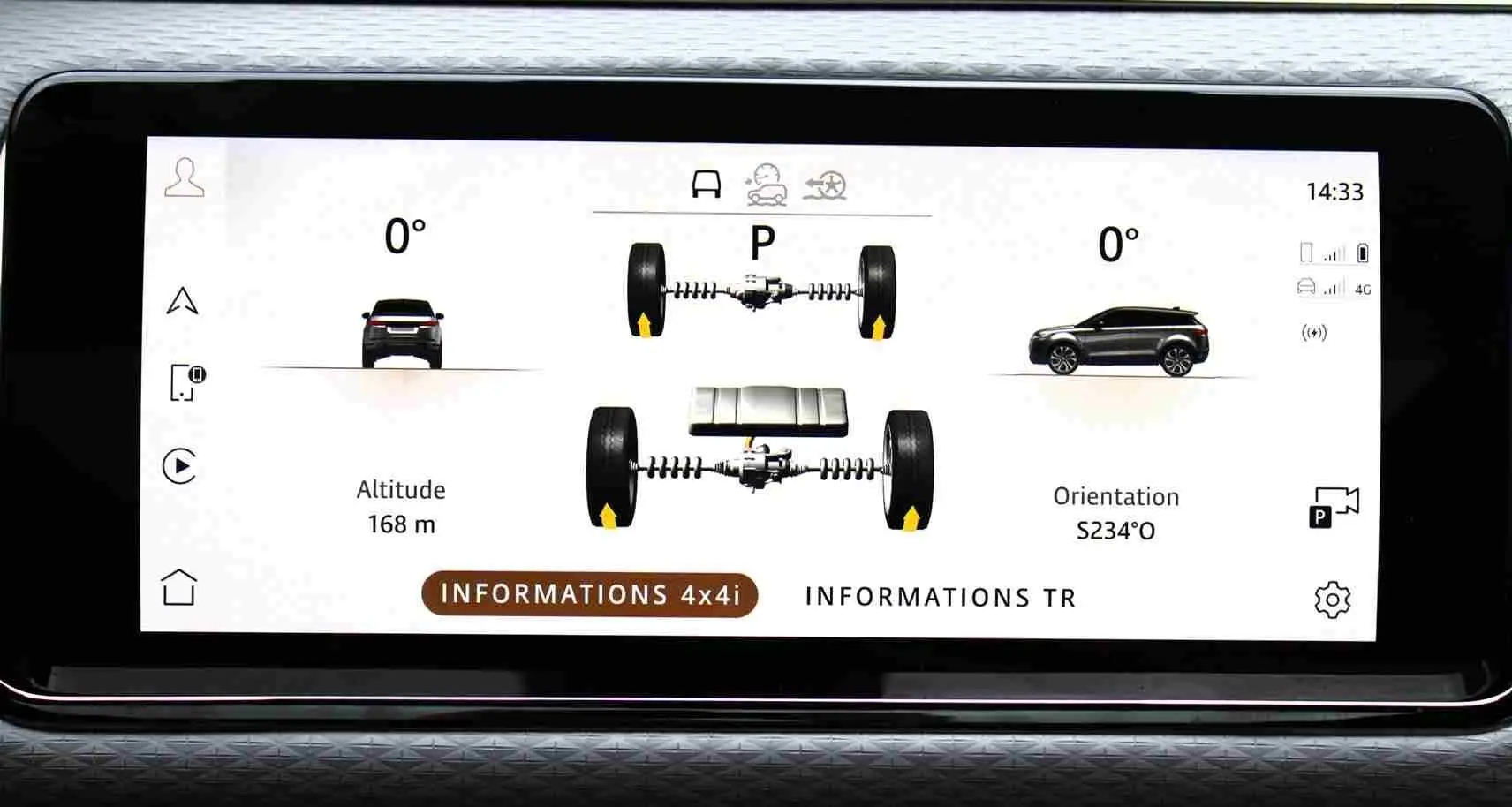 Vue écran intérieur du système de caméra 360° du Range Rover Evoque 2023 gris métal, affichant l'arrière et la top-view.