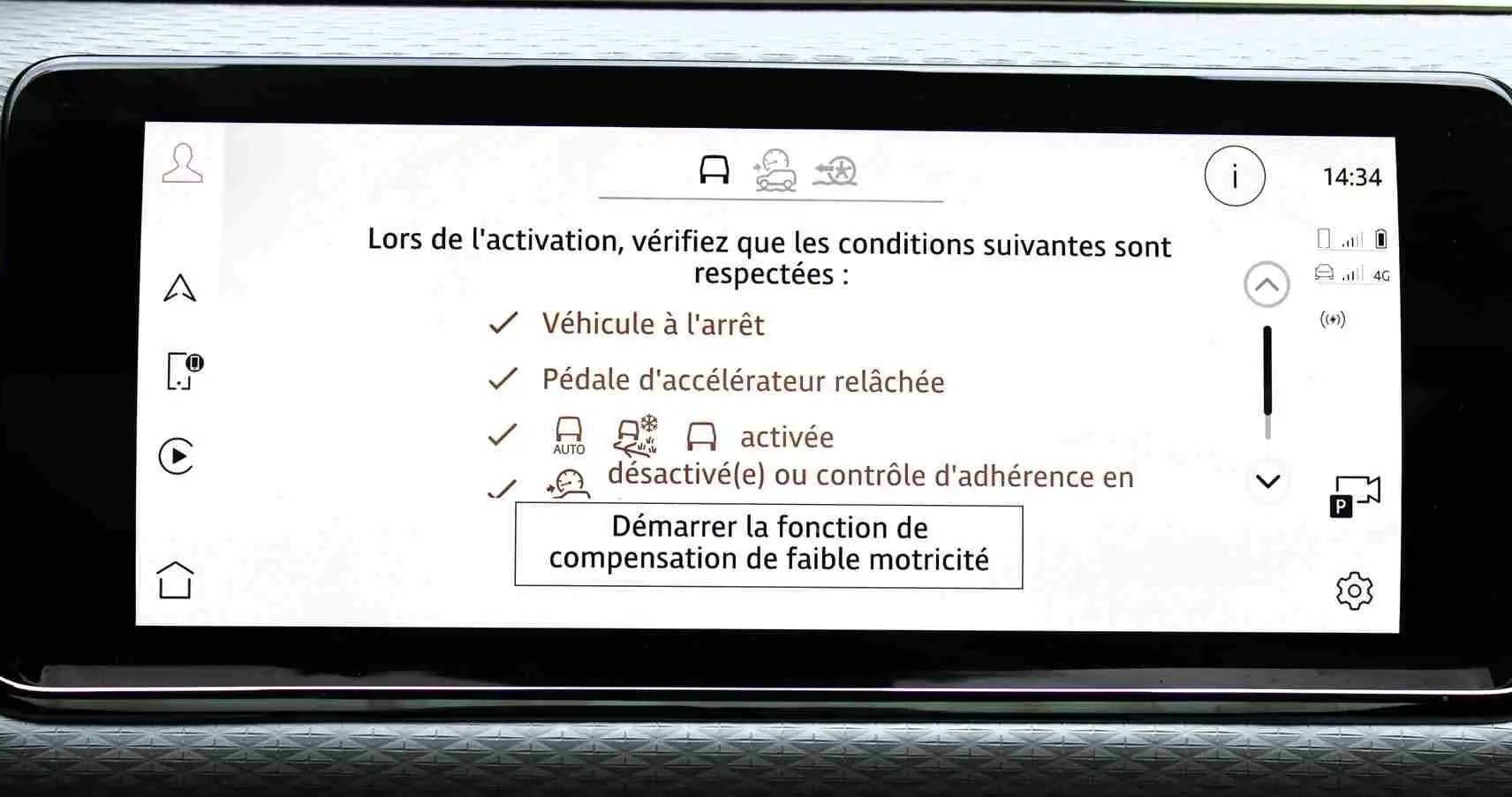 Écran central du Range Rover Evoque 2023 gris métal montrant le mode hybride activé et l'autonomie énergétique.