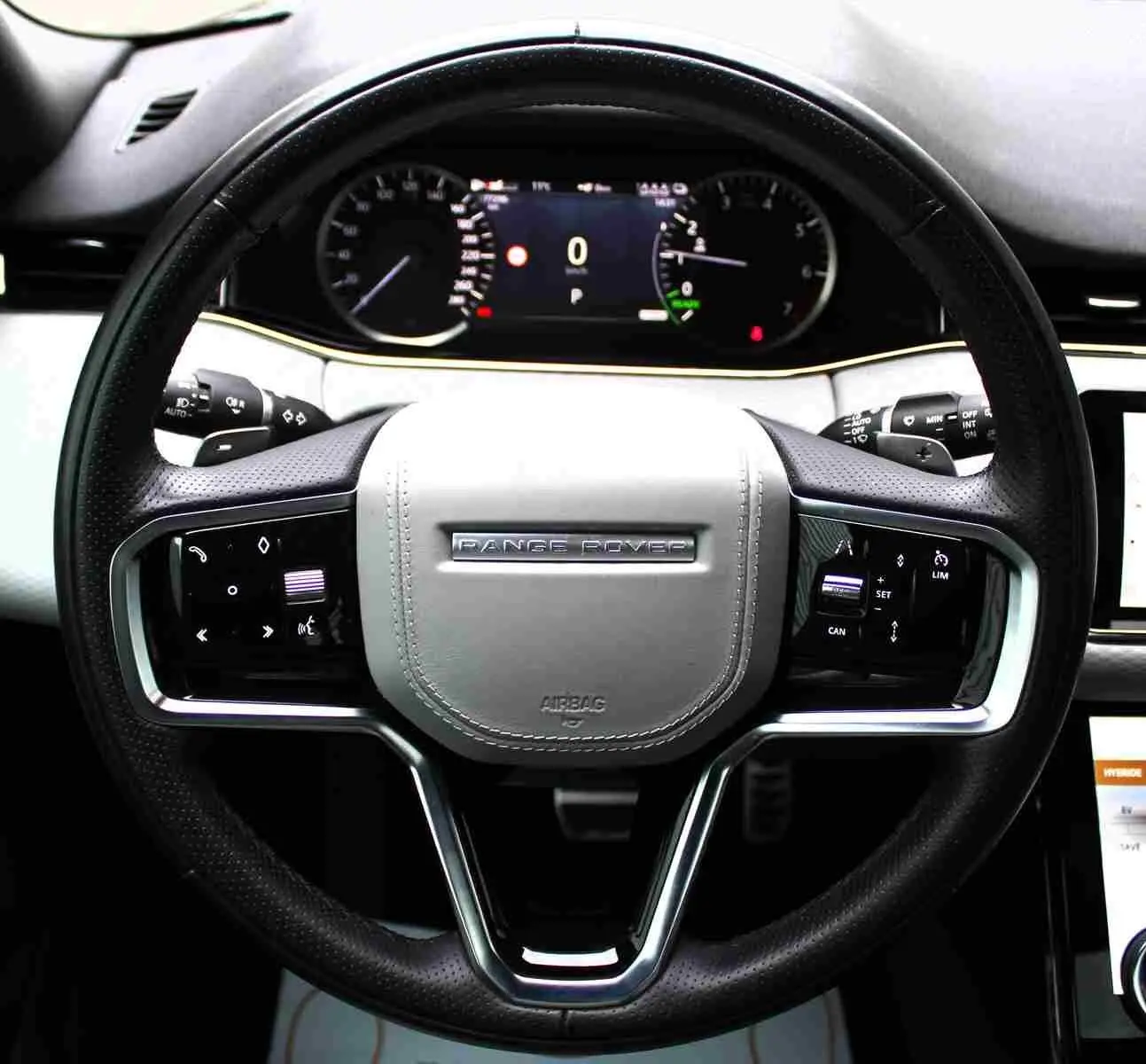 Vue de profil côté gauche du Range Rover Evoque 2023 gris métal, soulignant ses lignes épurées et ses jantes alliage.