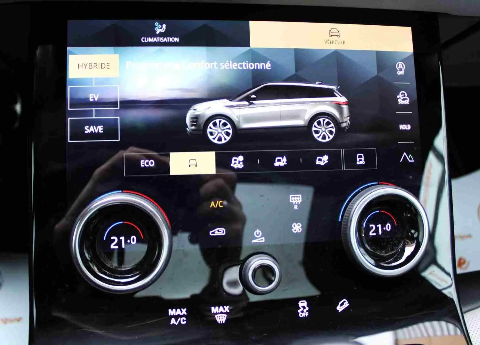 Écran tactile montrant le Range Rover Evoque gris métal 2023 en profil gauche et face avec dimensions et angles d’attaque.