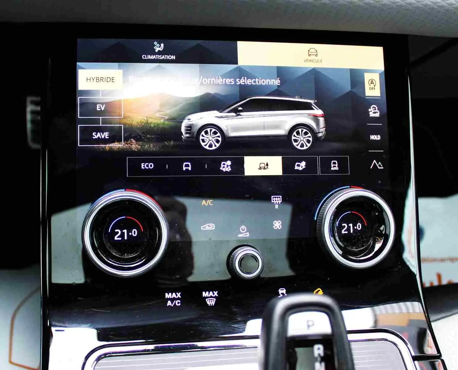 Écran tactile central du Range Rover Evoque 2023 gris métal, affichant navigation, téléphone et média.