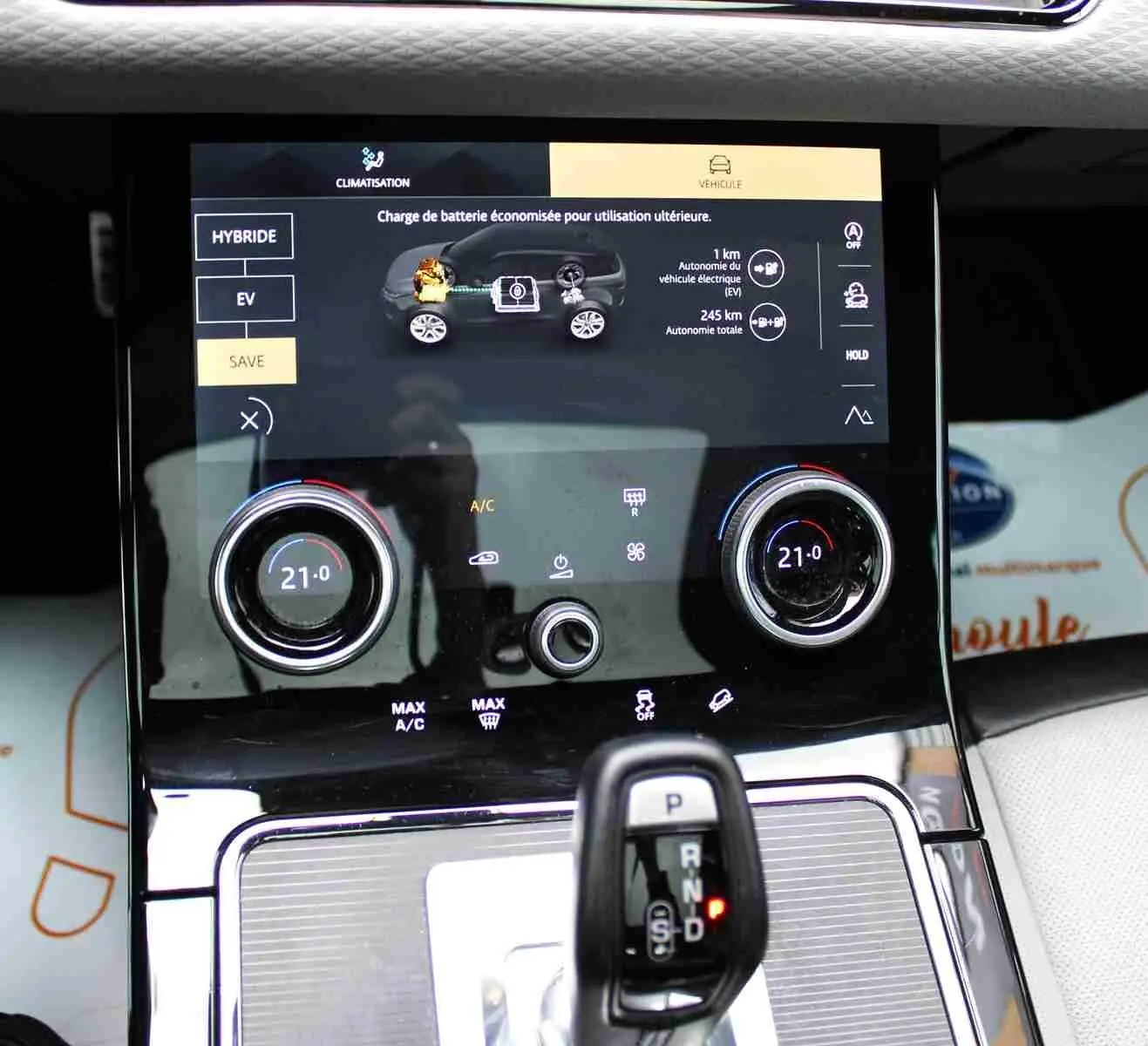 Écran tactile central du Range Rover Evoque 2023 gris métal, affichant les options de navigation et connectivité.