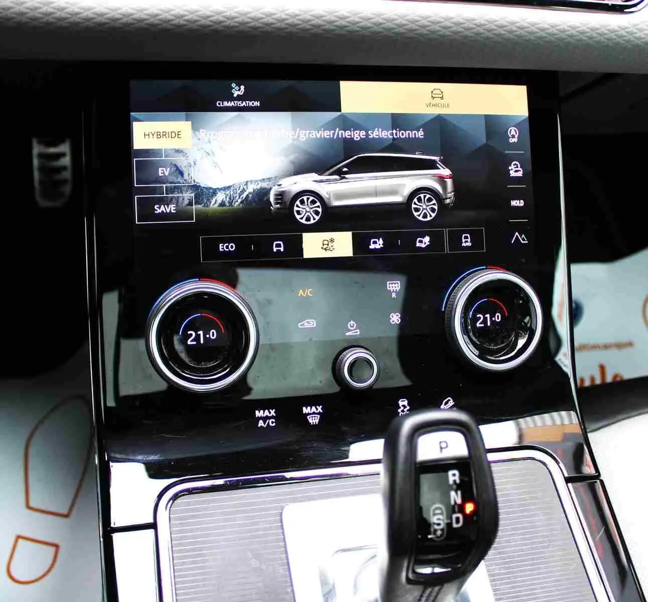 Gros plan sur l'enceinte audio Meridian intégrée dans l'habitacle du Range Rover Evoque 2023 gris métal.