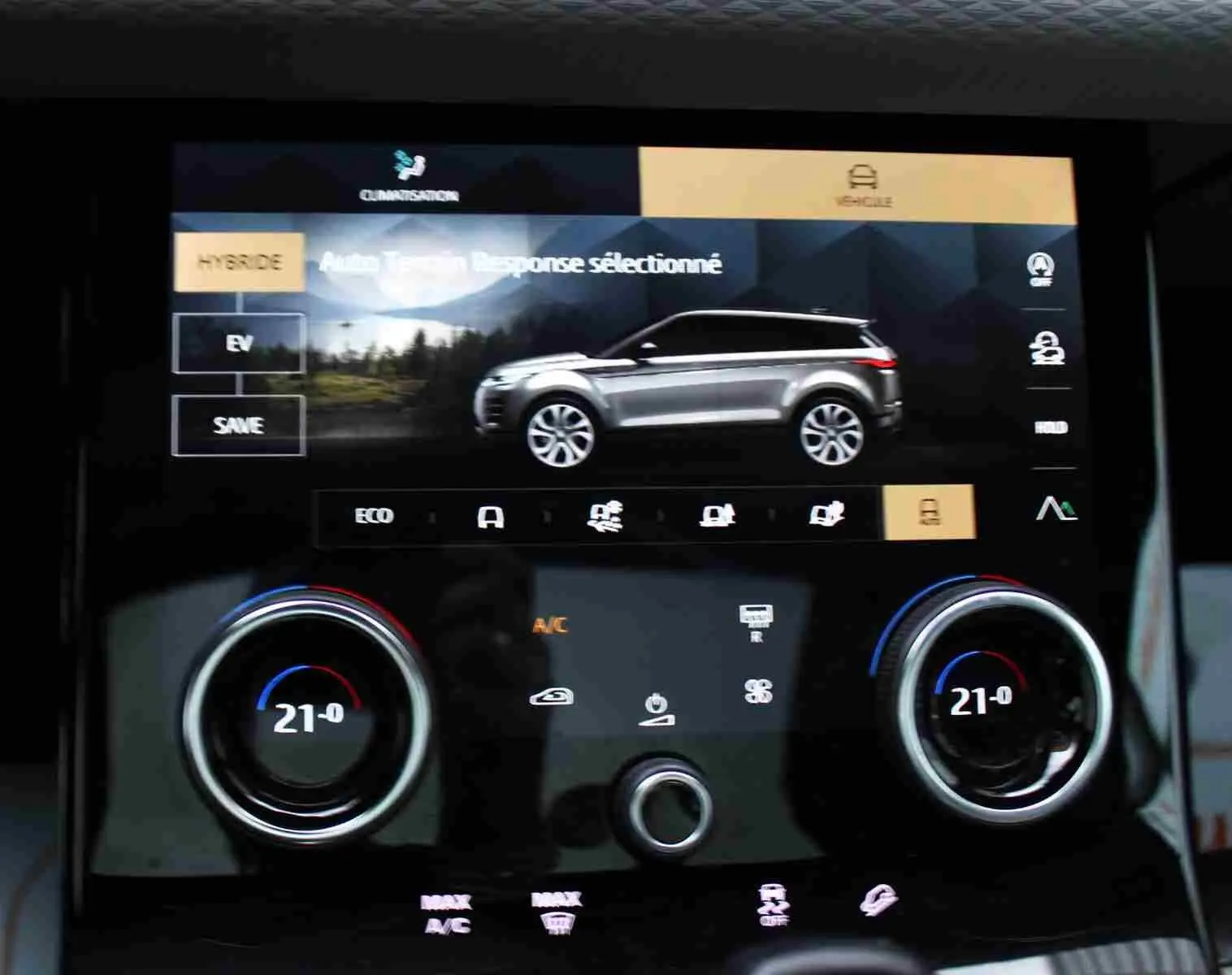 Tableau de bord numérique du Range Rover Evoque hybride 2023 affichant vitesse, régime moteur et autonomie.