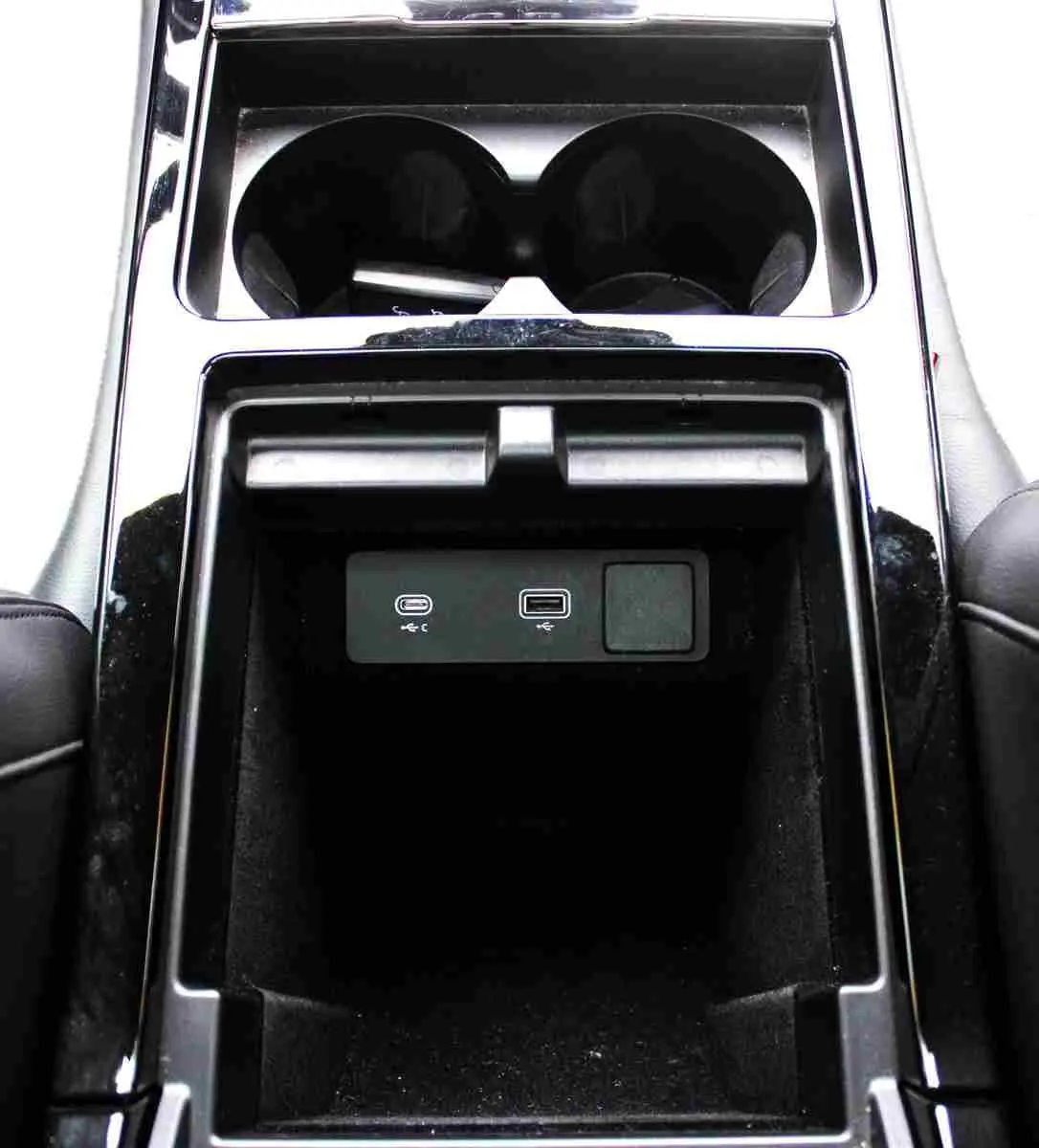 Gros plan sur le volant gris clair et les commandes numériques du tableau de bord du Range Rover Evoque hybride 2023.