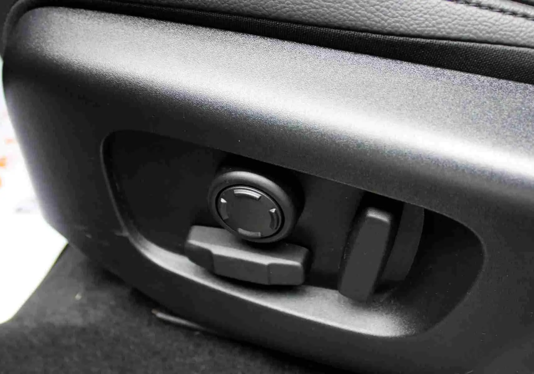 Écran tactile intérieur montrant le profil gris métal du Range Rover Evoque hybride rechargeable en vue latérale droite.