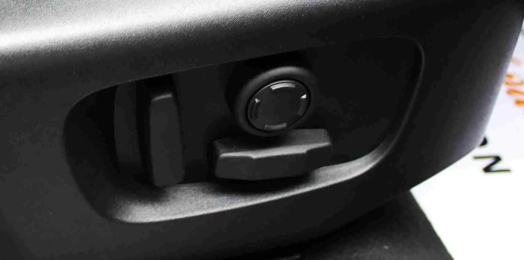 Gros plan sur la console centrale du Range Rover Evoque gris métal 2023, affichant l’écran tactile et le levier de vitesses.