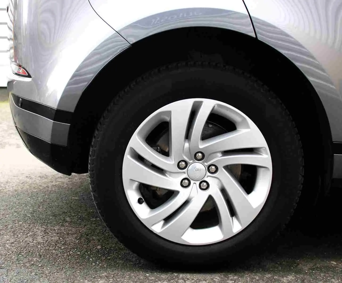 Écran tactile intérieur montrant le profil gris métal du Range Rover Evoque hybride rechargeable, avec commandes climatisation à 21°C.