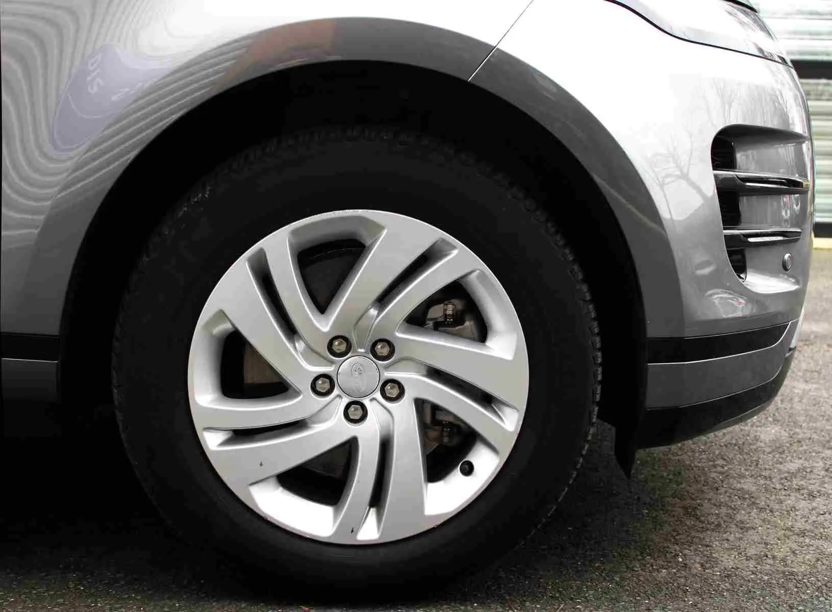 Vue partielle depuis l'intérieur montrant le toit ouvrant d'un Range Rover Evoque gris métal 2023.