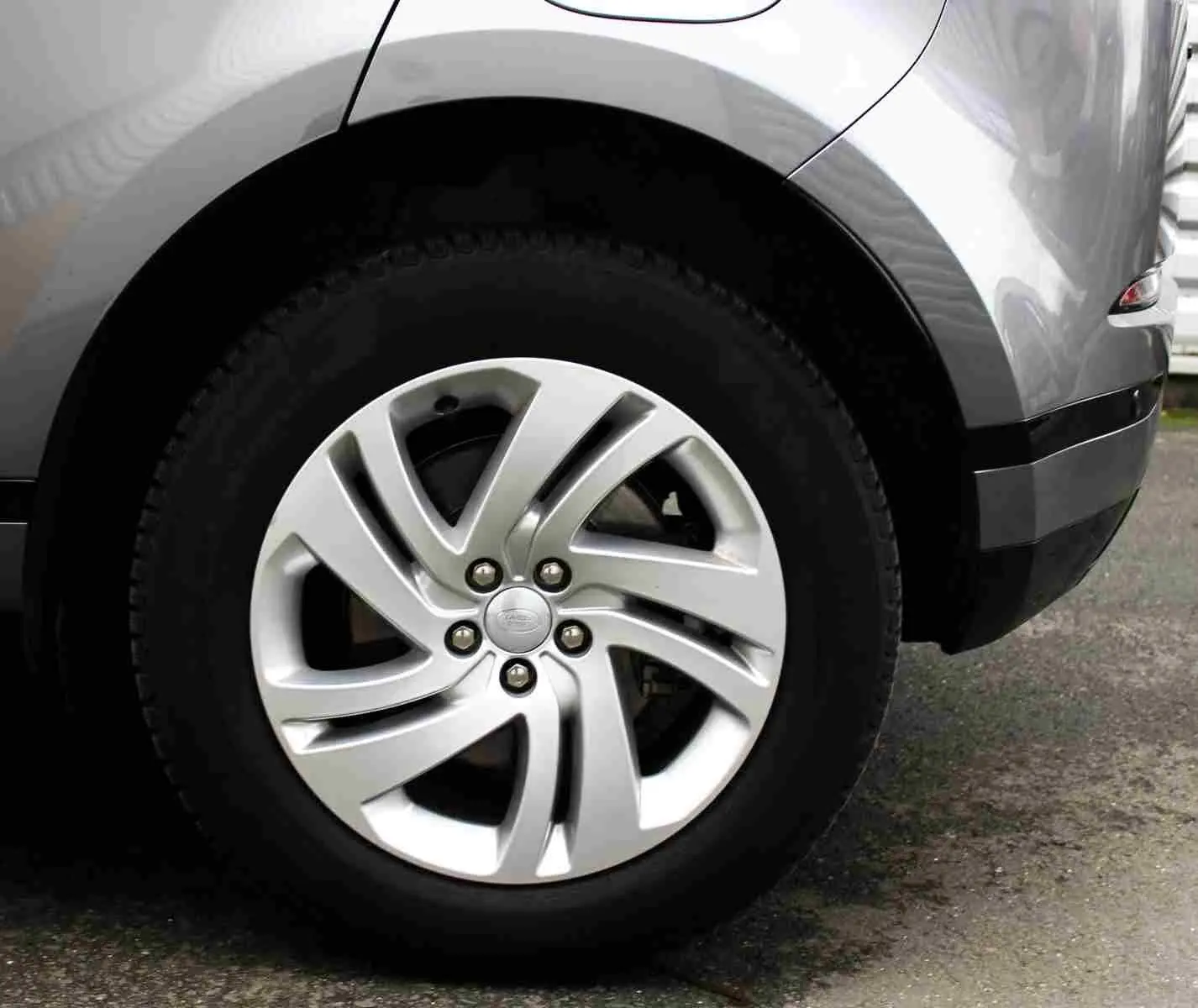 Vue intérieure du toit ouvrant panoramique du Range Rover Evoque gris métal 2023, version hybride rechargeable.