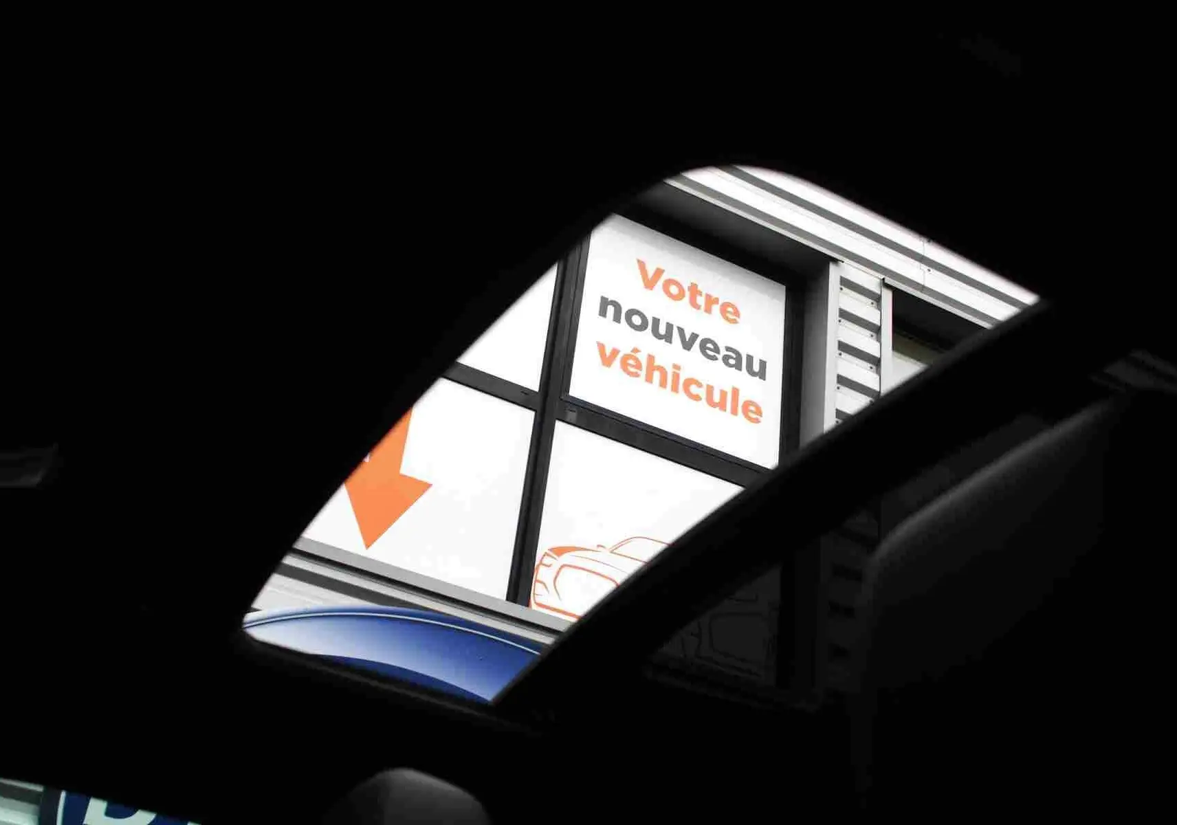 Vue latérale droite d'un Range Rover Evoque gris métal 2023, hybride rechargeable, avec jantes alliage et lignes épurées.