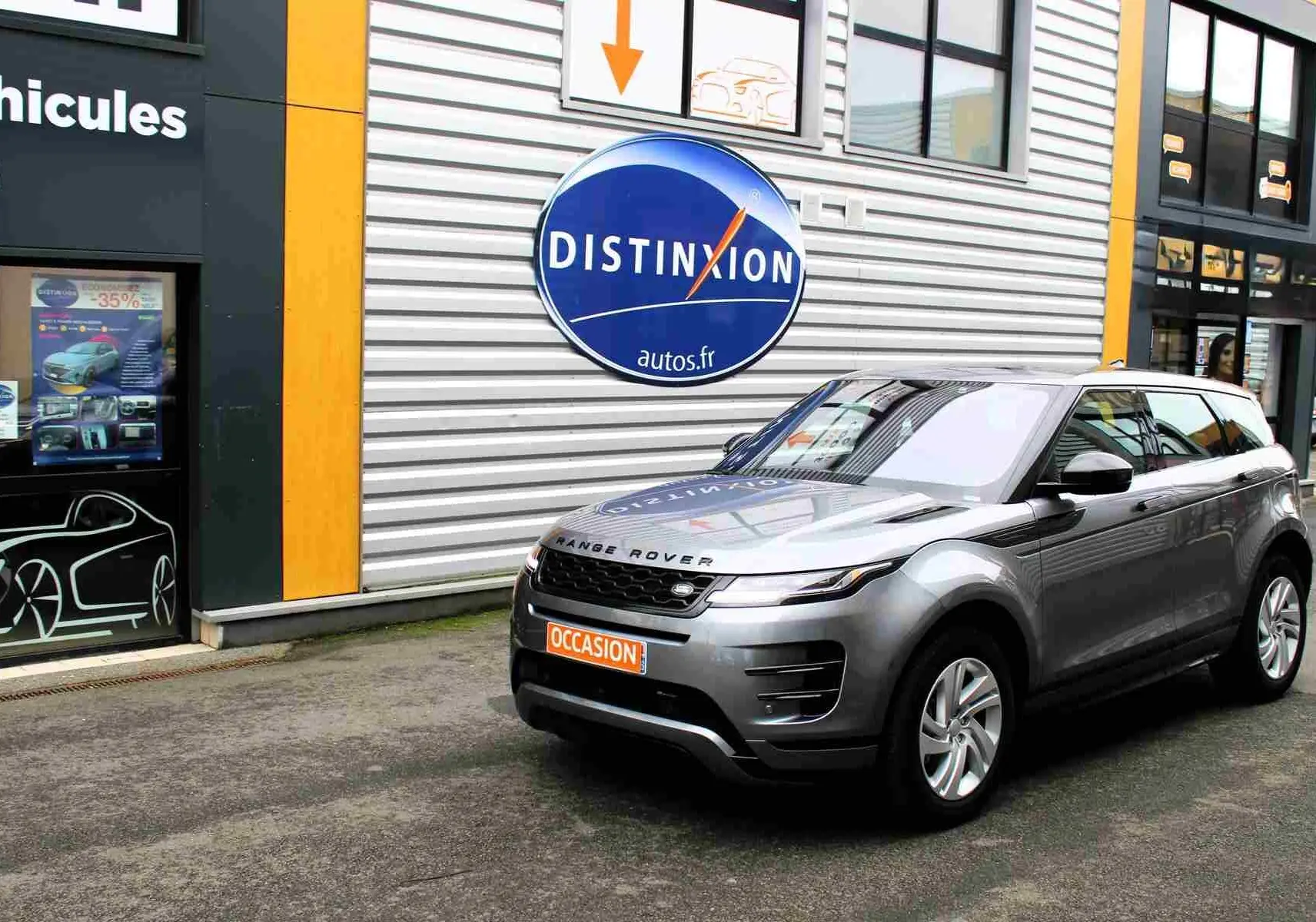 Gros plan sur la jante argentée du Range Rover Evoque 2023, mettant en valeur le logo Land Rover au centre.