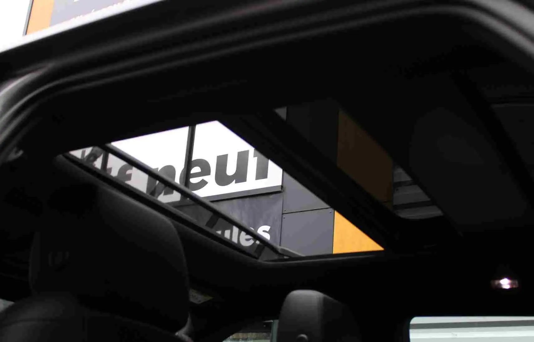 Gros plan sur la roue avant droite gris métal du Range Rover Evoque 2023 avec jante alliage à cinq branches torsadées.