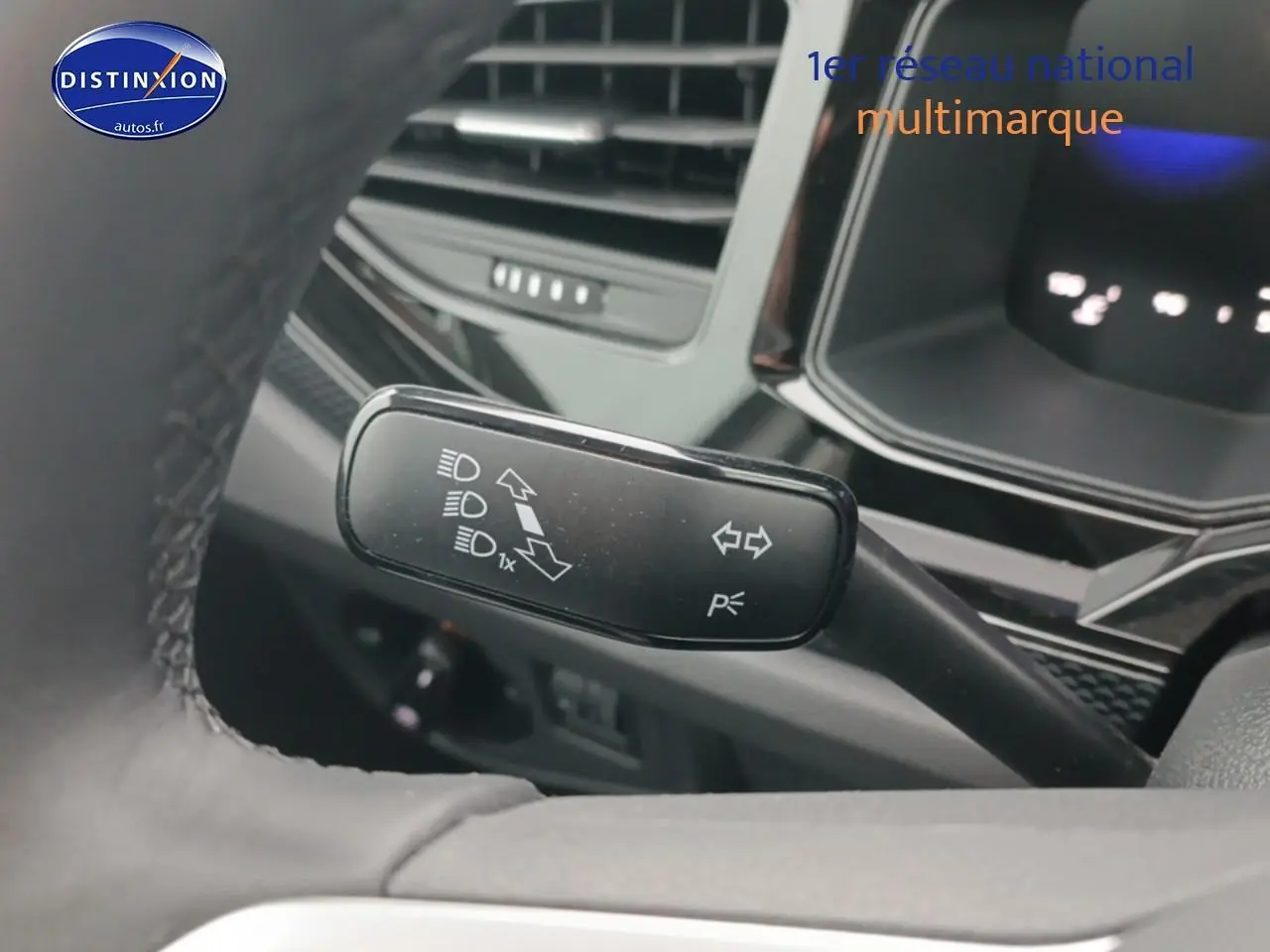 Gros plan sur la manette de clignotants à gauche du volant d’une Volkswagen Polo blanche 2025, intérieur noir.