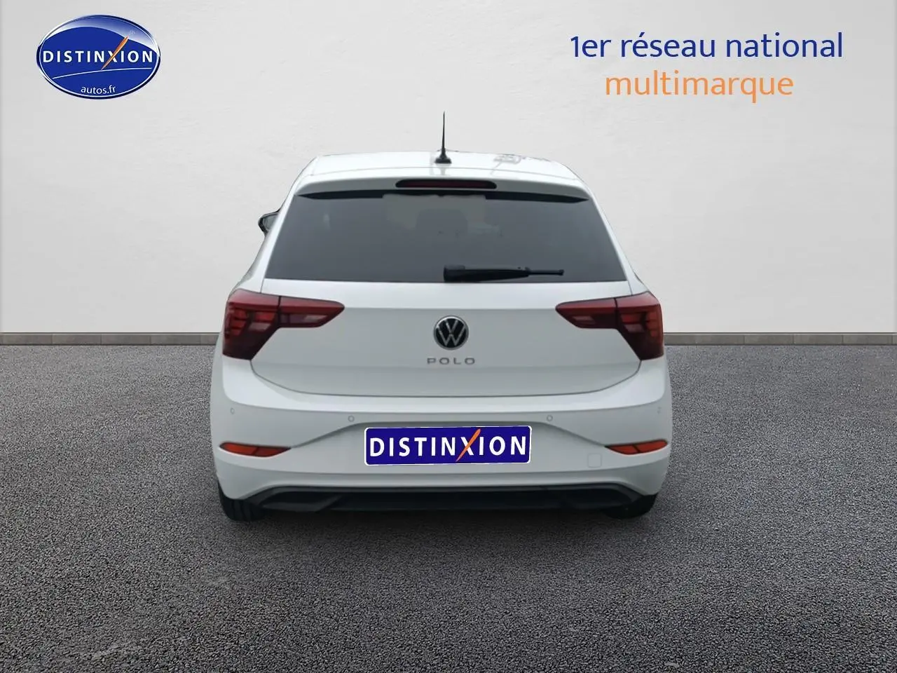 Vue arrière d'une Volkswagen Polo blanche pure 2025 avec feux arrière LED et lunette arrière surteintée.
